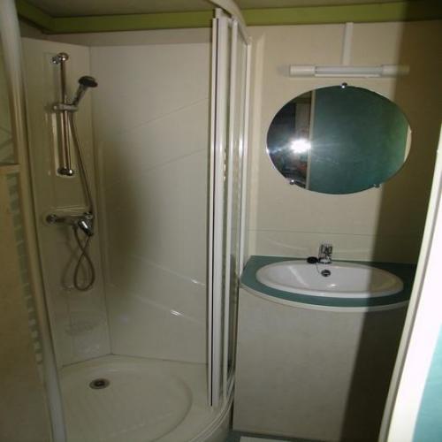 Camping Lou Cabasson - Chalet Vignasse - sheltered terrace 10m² (Max 4 adults) - Photo 9