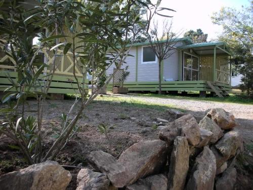 Camping Lou Cabasson - Chalet le Pellegrin - sheltered terrace 10m² (Max 2 adults) - Photo 2