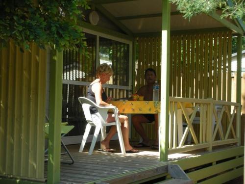 Camping Lou Cabasson - Chalet le Pellegrin - sheltered terrace 10m² (Max 2 adults) - Photo 5