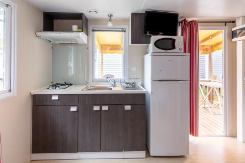 Camping Lou Cabasson - Mobile home l'Estagnol - sheltered terrace - - Photo 4
