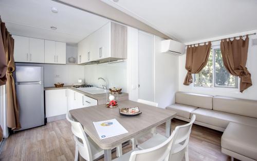 Camping Village Baia Azzurra - Bungalow Trendy D - Photo 3