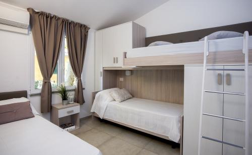 Camping Village Baia Azzurra - Bungalow 'De Luxe Plus' - 40m² - 2 bedrooms - Photo 4