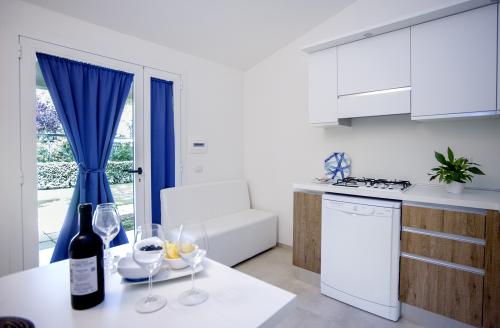 Camping Village Baia Azzurra - Bungalow 'De Luxe Plus' - 40m² - 2 bedrooms - Photo 5