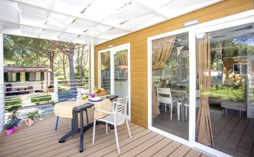 Camping Village Baia Azzurra - Bungalow Trendy - Photo 2