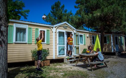 Camping MARINA PLAGE - Mobil-home Constellation + Astria (L5+D6) (sleeps 8 to 12 peeople) - Photo 1