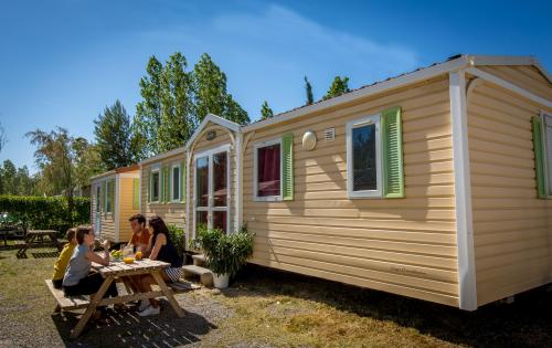 Camping MARINA PLAGE - Mobil-home Constellation + Astria (L5+D6) (sleeps 8 to 12 peeople) - Photo 2