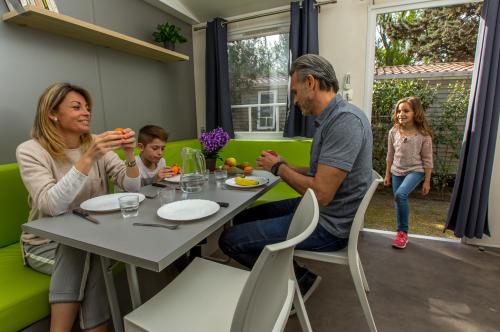 Camping MARINA PLAGE - Mobil-home O'Phéa M6 (sleeps 4 to 6 people) - Photo 6