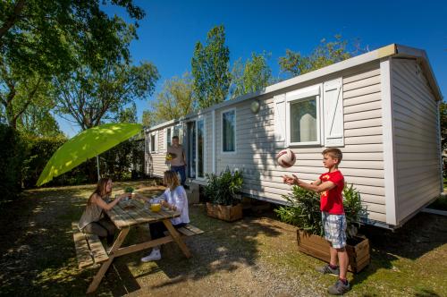 Camping MARINA PLAGE - Mobil-home IRM Super Apollon S1 (sleeps 8 to 10 people) - Photo 1