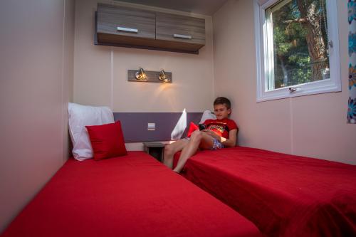 Camping MARINA PLAGE - Mobil-home IRM Super Apollon S1 (sleeps 8 to 10 people) - Photo 2