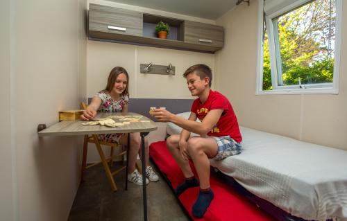 Camping MARINA PLAGE - Mobil-home IRM Super Apollon S1 (sleeps 8 to 10 people) - Photo 4