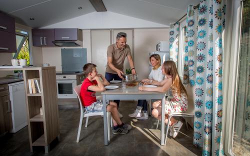 Camping MARINA PLAGE - Mobil-home IRM Super Apollon S1 (sleeps 8 to 10 people) - Photo 6