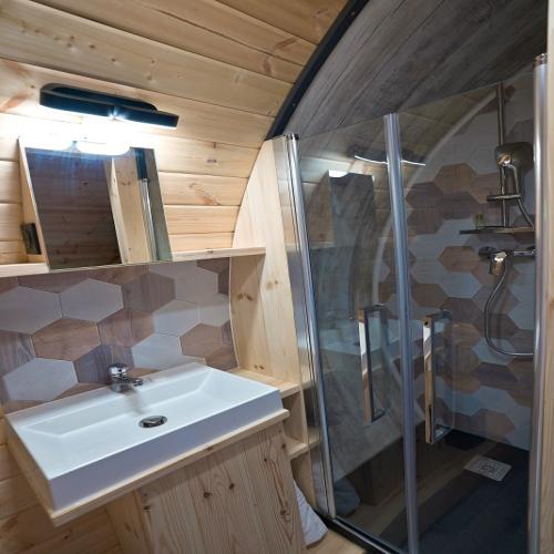 Camping du Domaine de Massereau - Barrel La Tourie - Master suite - Photo 5
