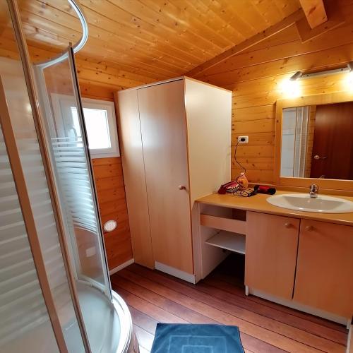 Camping du Domaine de Massereau - Chalet - 2 bedrooms - Photo 3