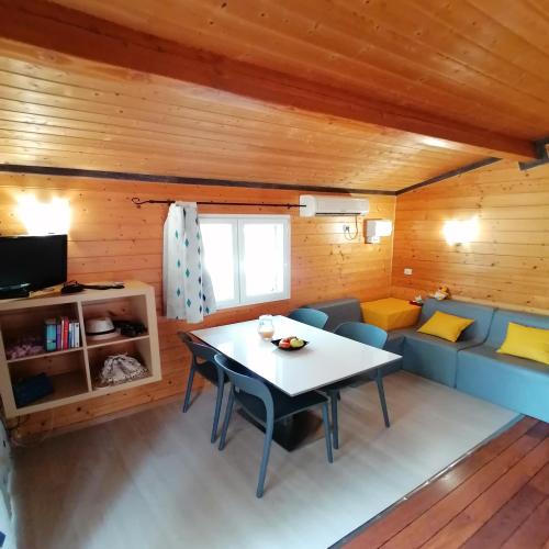 Camping du Domaine de Massereau - Chalet - 2 bedrooms - Photo 4