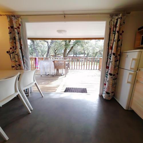 Camping du Domaine de Massereau - Mobile home Rencontre - 2 bedrooms - Photo 3