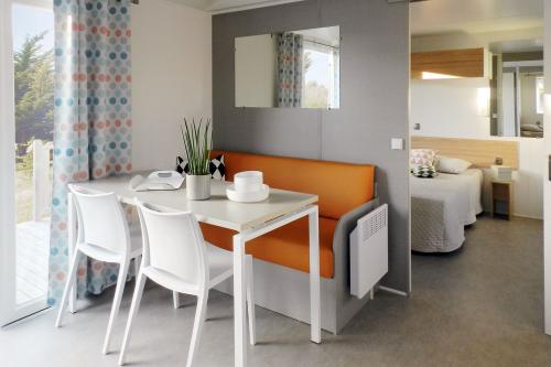 Camping Sandaya Cypsela Resort - Cottage 2 bedrooms **** adapted to the people with reduced mobility - Photo 3