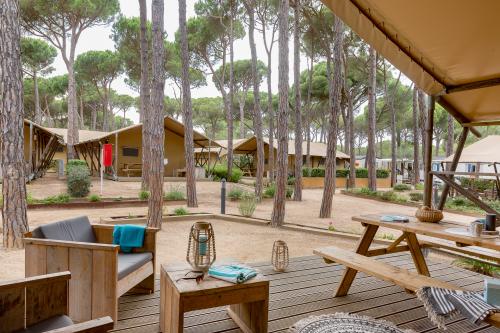 Camping Sandaya Cypsela Resort - LODGE SAFARI 3 bedrooms**** - Photo 2