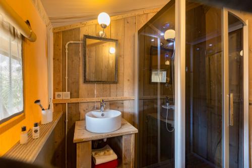 Camping Sandaya Cypsela Resort - LODGE SAFARI 3 bedrooms**** - Photo 5