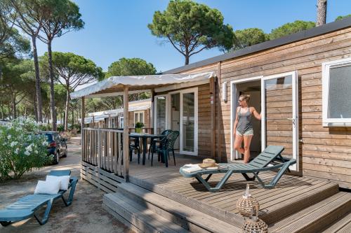 Camping Sandaya Cypsela Resort - Cottage Pinède 2 bedrooms air-conditioning*** - Photo 1