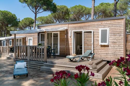 Camping Sandaya Cypsela Resort - Cottage Pinède 2 bedrooms air-conditioning*** - Photo 2