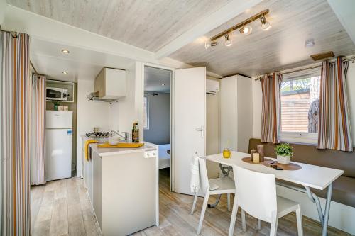 Camping Sandaya Cypsela Resort - Cottage Pinède 2 bedrooms air-conditioning*** - Photo 1