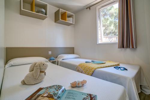 Camping Sandaya Cypsela Resort - Cottage Pinède 2 bedrooms air-conditioning*** - Photo 5