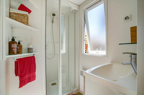 Camping Sandaya Cypsela Resort - Cottage Pinède 2 bedrooms air-conditioning*** - Photo 6