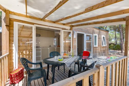 Camping Sandaya Cypsela Resort - Cottage Pinède 3 bedrooms air-conditioning*** - Photo 2