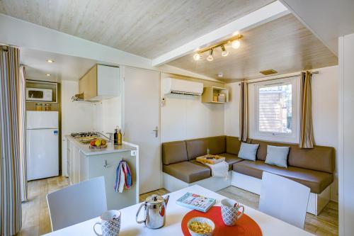 Camping Sandaya Cypsela Resort - Cottage Pinède 3 bedrooms air-conditioning*** - Photo 1