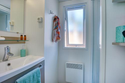Camping Sandaya Cypsela Resort - Cottage Pinède 3 bedrooms air-conditioning*** - Photo 4