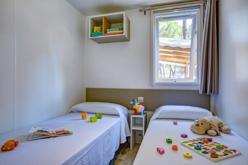 Camping Sandaya Cypsela Resort - Cottage Pinède 3 bedrooms air-conditioning*** - Photo 5