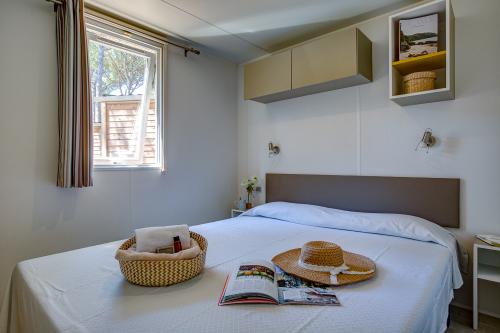 Camping Sandaya Cypsela Resort - Cottage Pinède 3 bedrooms air-conditioning*** - Photo 6