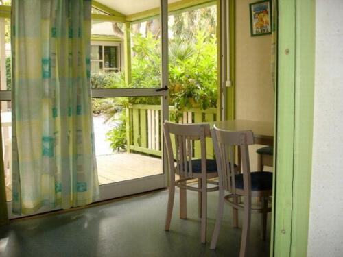 Camping Reine Mathilde - CHALET TRIANON - 2 Bedrooms 28m² - Photo 1