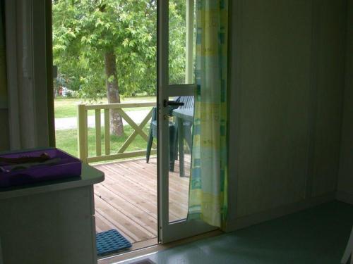 Camping Reine Mathilde - CHALET TRIANON - 2 Bedrooms 28m² - Photo 2