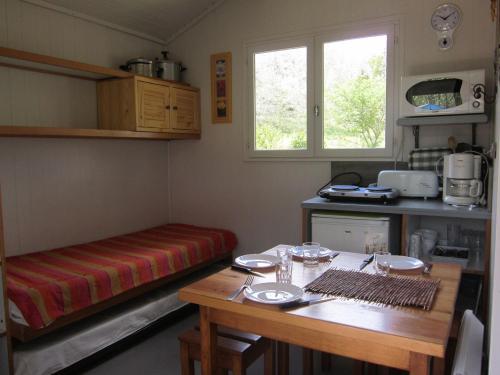 Flower Camping La Rochelambert - Cabanon ECO Jaune 12m² 1 bedroom + Terrace 3m² - without toilet block - Photo 8