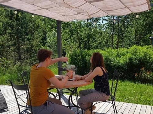 Flower Camping La Rochelambert - Gipsy caravan Velay Confort+ 18m² + Velay 18m² terras 15m² - Photo 7