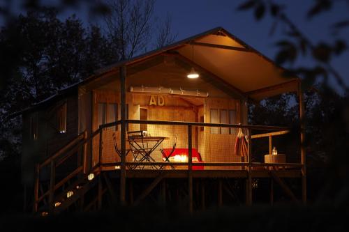Flower Camping La Rochelambert - Cabin Lodge 4 saisons Confort+ 25m² - 25m²- 2 bedrooms + sheltered terrace 12m² - Photo 2