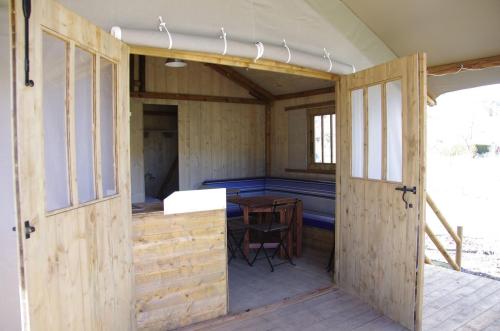 Flower Camping La Rochelambert - Cabin Lodge 4 saisons Confort+ 25m² - 25m²- 2 bedrooms + sheltered terrace 12m² - Photo 7