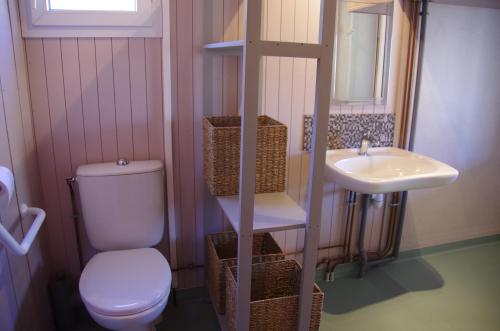 Flower Camping La Rochelambert - Chalet Marina Confort+ 30m² 2 bedrooms - adapted to the people with reduced mobility + sheltered terrace 15m² - Photo 6