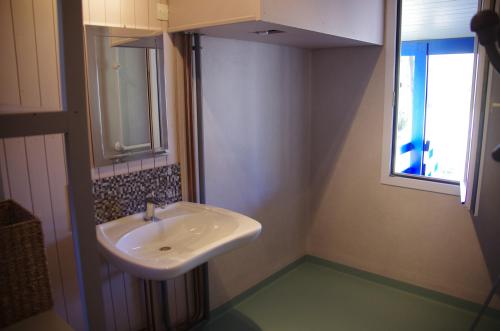 Flower Camping La Rochelambert - Chalet Marina Confort+ 30m² 2 bedrooms - adapted to the people with reduced mobility + sheltered terrace 15m² - Photo 7