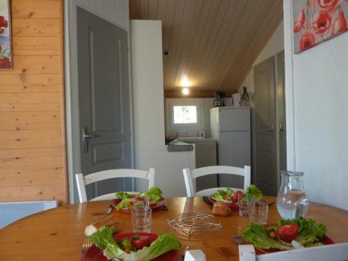 Flower Camping La Rochelambert - Chalet Jade Confort+ 30m² 2 bedrooms + sheltered terrace 15m² - Photo 2