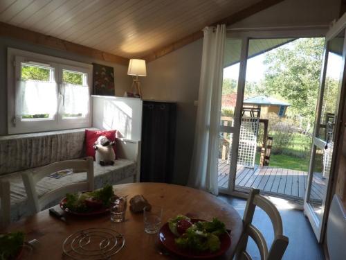 Flower Camping La Rochelambert - Chalet Jade Confort+ 30m² 2 bedrooms + sheltered terrace 15m² - Photo 6