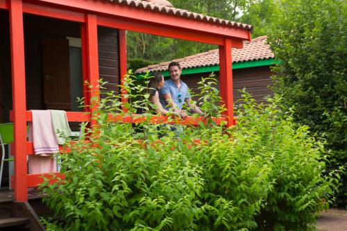 Flower Camping La Rochelambert - Chalet Marina N°10 Confort+ 30m² - 2 bedrooms - sheltered terrace 15m² - Photo 1