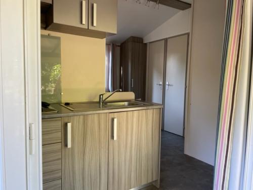 Camping La Chatonnière - Mobil-home Vénus 22.9m² - 2 chambres avec une terrasse semi-couverte - Photo 3