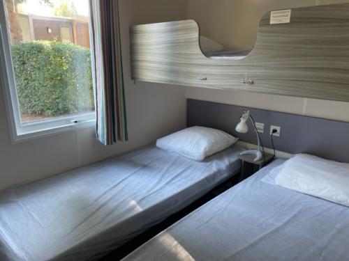 Camping La Chatonnière - Mobil-home Vénus 22.9m² - 2 chambres avec une terrasse semi-couverte - Photo 4