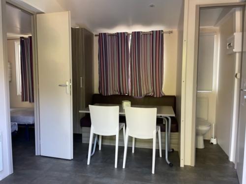 Camping La Chatonnière - Mobil-home Riviera 27.5m² - 2 chambres avec une terrasse semi-couverte - Photo 5