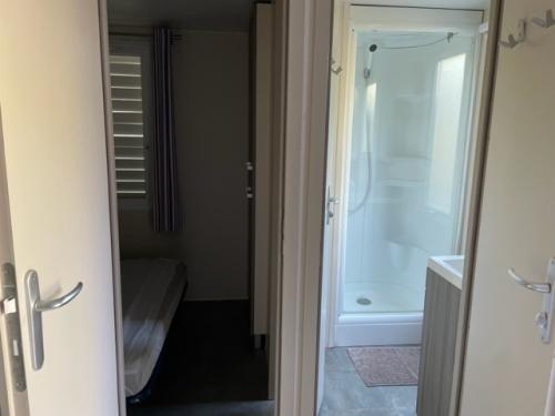 Camping La Chatonnière - Mobil-home Riviera 27.5m² - 2 chambres avec une terrasse semi-couverte - Photo 6