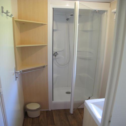 Camping La Chatonnière - Mobil home Super Mercure 30m² - 2 bedrooms with a covered terrace - Photo 9