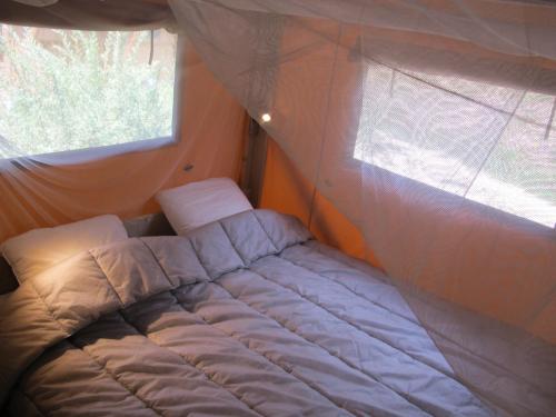 Camping La Chatonnière - safari tent, 2 chambres avec terrasse couverte, 38m² - Photo 10