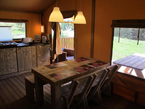 Camping La Chatonnière - safari tent, 2 chambres avec terrasse couverte, 38m² - Photo 6